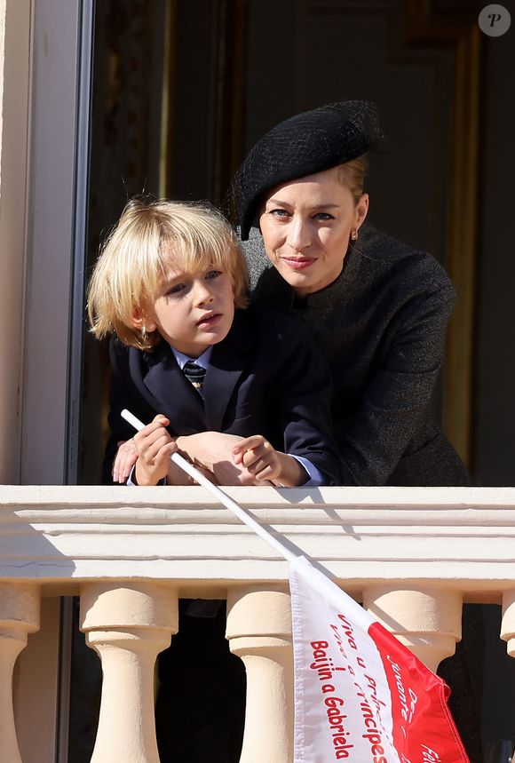 Beatrice Borromeo et Stefano Ercole Carlo Casiraghi - La famille princière de Monaco au balcon du palais, à l'occasion de la Fête Nationale de Monaco, le 19 novembre 2024. © Jacovides-Bebert/Bestimage