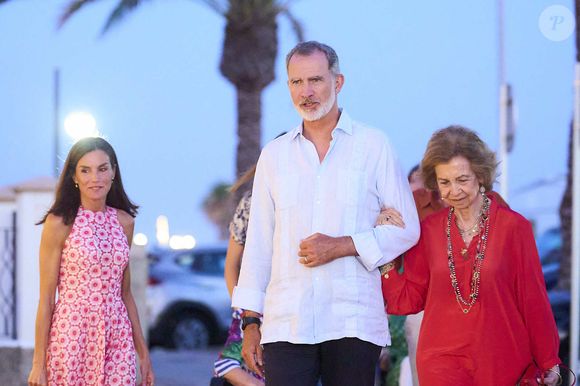 La reine Letizia, Le roi Felipe VI, La reine Sofia - La famille royale d'Espagne à son arrivée au restaurant Mia pour dîner pendant leurs vacances d'été à Majorque. Le 4 août 2024
© Jack Abuin / Zuma Press / Bestimage