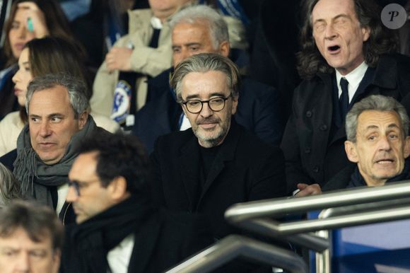 Benjamin Patou, Pierre-Antoine Capton, Nicolas Sarkozy - Célébrités dans les tribunes du match de 8ème de finale aller de la Ligue Des Champions 2025-2026 (LDC) "PSG - Chelsea (5-2)" au Parc des Princes à Paris le 11 mars 2026. © Cyril Moreau/Bestimage
