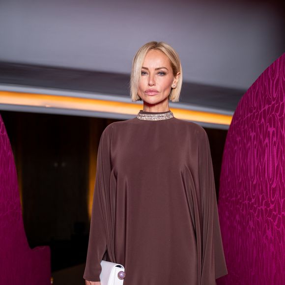 Ce changement capillaire accompagne une nouvelle histoire d’amour avec Marc Lavoine.

Adriana Karembeu au défilé Stéphane Rolland Collection Haute Couture Automne/Hiver 2025-2026 lors de la Fashion Week de Paris (PFW) au théâtre des Champs-Élysées, à Paris, France, le 8 juillet 2025. © Pierre Perusseau/Bestimage