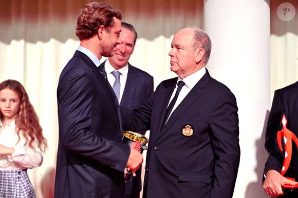 Pierre Casiraghi decoré du Chevron d'Argent par le prince Albert II de Monaco durant la cérémonie d'intronisation des nouveaux membres du Yacht Club de Monaco ainsi que la remise des YCM Awards-Trophée Credit Suisse 2025, présidé par le prince Albert II de Monaco, le 16 décembre 2025, au Yacht Club de Monaco. Le titre de "régatier du Y.C.M. de l'année 2025" a été remporté par Pierre Casiraghi. Ce sont les membres du Club qui ont voté et choisi entre plusieurs régatiers. © Bruno Bebert / Bestimage