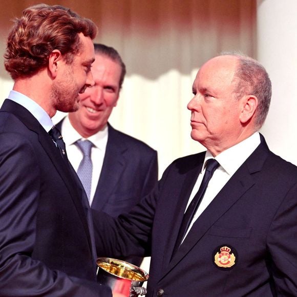 Pierre Casiraghi decoré du Chevron d'Argent par le prince Albert II de Monaco durant la cérémonie d'intronisation des nouveaux membres du Yacht Club de Monaco ainsi que la remise des YCM Awards-Trophée Credit Suisse 2025, présidé par le prince Albert II de Monaco, le 16 décembre 2025, au Yacht Club de Monaco. Le titre de "régatier du Y.C.M. de l'année 2025" a été remporté par Pierre Casiraghi. Ce sont les membres du Club qui ont voté et choisi entre plusieurs régatiers. © Bruno Bebert / Bestimage