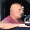 Bruce Willis, atteint de démence fronto-temporale, fait une rare apparition à Los Angeles pour exprimer son soutien