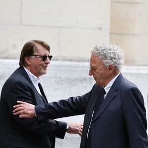 Nelson Monfort et Lionel Chamoulaud lors de la cérémonie d'enterrement de Daniel Bilalian à l'église Saint-Pierre de Neuilly-sur-Seine, près de Paris, France, le 22 mai 2025. Le journaliste, présentateur de journaux télévisés et animateur de télévision français Daniel Bilalian est décédé le 14 mai 2025 à l'âge de 78 ans. Photo par Raphael Lafargue/ABACAPRESS.COM