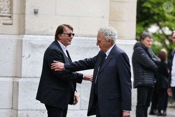 Nelson Monfort et Lionel Chamoulaud lors de la cérémonie d'enterrement de Daniel Bilalian à l'église Saint-Pierre de Neuilly-sur-Seine, près de Paris, France, le 22 mai 2025. Le journaliste, présentateur de journaux télévisés et animateur de télévision français Daniel Bilalian est décédé le 14 mai 2025 à l'âge de 78 ans. Photo par Raphael Lafargue/ABACAPRESS.COM