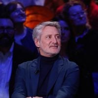 Antoine de Caunes propriétaire d'une maison en briques roses dans une ville huppée située à 2h30 de Paris