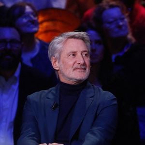 Antoine de Caunes a beau avoir bâti une bonne partie de sa vie et de sa carrière à Paris, c'est dans une autre ville de France, pas très éloignée de la capitale, qu'il s'épanouit le plus.

Exclusif - Antoine de Caunes - Enregistrement de l'émission "La Boîte à secrets", au Studio du Lendit, présentée par F.Bollaert 
© Christophe Clovis / Bestimage