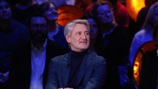 Antoine de Caunes propriétaire d'une maison en briques roses dans une ville huppée située à 2h30 de Paris