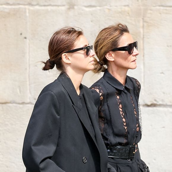 Clotilde Courau et sa fille Vittoria de Savoie - Arrivées aux obsèques de Mathilde Favier en l'église Saint-Sulpice à Paris le 31 aout 2026. © Dominique Jacovides-Cyril Moreau/Bestimage