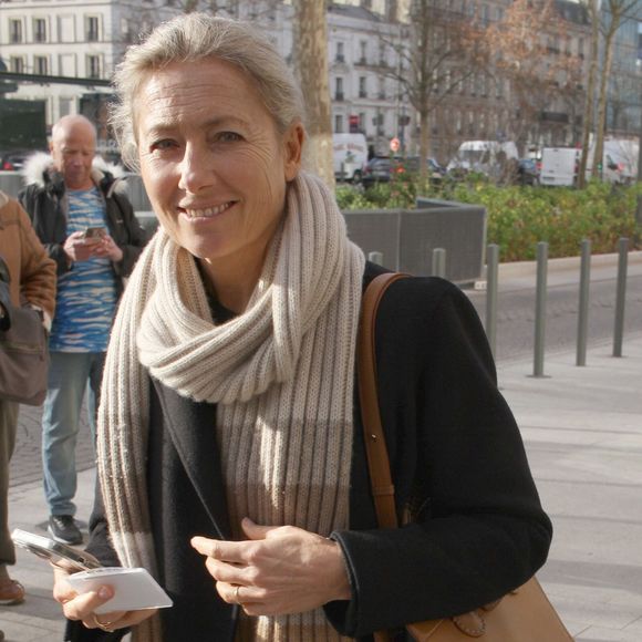 avant d’apporter une précision importante : "Je fais de la gym en même temps". 

Anne-Sophie Lapix à la sortie des studios de RTL à Neuilly-sur-Seine, le 18 décembre 2025.
© Jonathan Rebboah / Bestimage