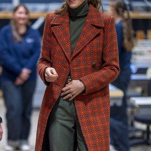 rappelant la tapisserie traditionnelle galloise. 

©Alpha Press 03/02/2026
Kate Princesse de Galles Catherine Katherine Duchesse de Cambridge Middleton avec le chien Barney
Visite de la société Hiut Denim Jeans à Cardigan, Pays de Galles