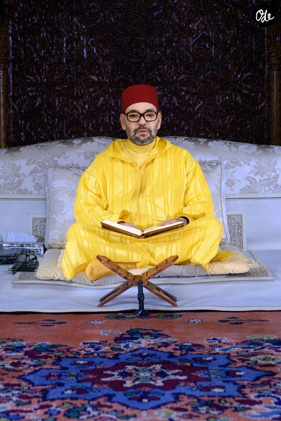 Une foule nombreuse l’attendait et l’a salué par de longs applaudissements.

Le Roi Mohammed VI du Maroc prie lors d'une veillée religieuse au Mausolée Mohammed V à Rabat, Maroc, le 25 octobre 2023, en commémoration de la 25ème année du décès de feu le Roi Hassan II. Photo by Royal Palace via Balkis Press/ABACAPRESS.COM