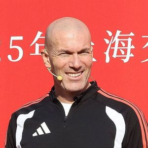 Un projet d'envergure réunissant deux figures emblématiques du sud de la France s'apprête à voir le jour dans le Vaucluse.

Zinedine Zidane et le footballeur Kuai Jiwen visitent l'université Jiao Tong de Shanghai lors de leur tournée en Chine.

 © Imago/PsnewZ/Bestimage