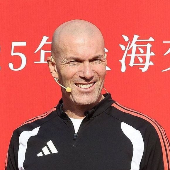 Un projet d'envergure réunissant deux figures emblématiques du sud de la France s'apprête à voir le jour dans le Vaucluse.

Zinedine Zidane et le footballeur Kuai Jiwen visitent l'université Jiao Tong de Shanghai lors de leur tournée en Chine.

 © Imago/PsnewZ/Bestimage