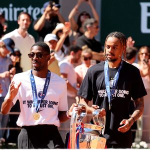 Le club de la capitale a décroché ce deuxième titre européen historique à Budapest face à Arsenal.

Ousmane Dembele et Bradley Barcola - Le Paris Saint-Germain (PSG) présente ses trophées de Ligue des champions aux Internationaux de Tennis de Roland Garros 2026, à Paris, France, le 1er juin 2026. © Jacovides-Moreau/Bestimage