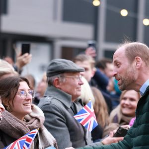 Le prince William, prince de Galles, fait des selfies avec la population lors de sa visite à Tallinn (Estonie), le 20 mars 2025. 
© Ian Vogler / Bestimage
