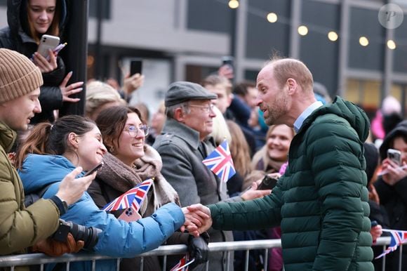 Le prince William, prince de Galles, fait des selfies avec la population lors de sa visite à Tallinn (Estonie), le 20 mars 2025. 
© Ian Vogler / Bestimage