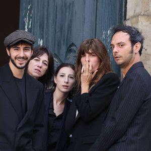 Marlowe (fils de Lou Doillon), Ben Attal, Charlotte Gainsbourg, Alice Attal, Lou Doillon, Roman de Kermadec (fils de Kate Barry) aux obsèques de Jane Birkin en l'église Saint-Roch à Paris. Le 24 juillet 2023 © Jacovides-KD Niko / Bestimage
