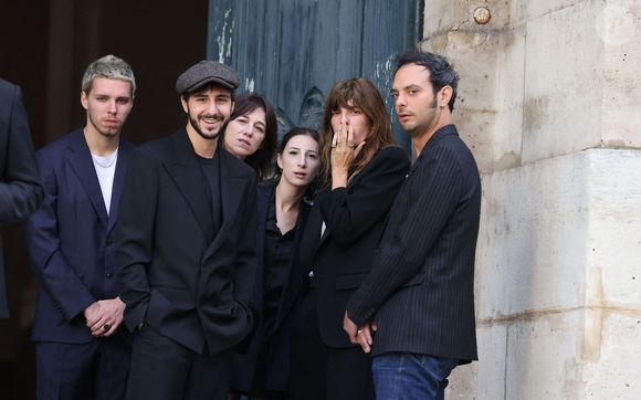 Marlowe (fils de Lou Doillon), Ben Attal, Charlotte Gainsbourg, Alice Attal, Lou Doillon, Roman de Kermadec (fils de Kate Barry) aux obsèques de Jane Birkin en l'église Saint-Roch à Paris. Le 24 juillet 2023 © Jacovides-KD Niko / Bestimage