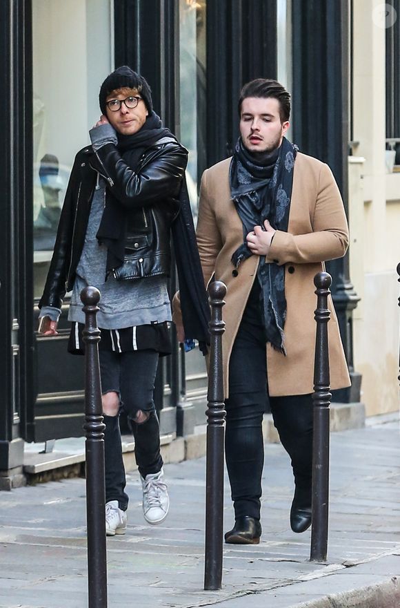 Exclusif - Prix spécial - Le chanteur Olympe (de son vrai nom Joffrey Boulanger), révélé par la saison 2 de "The Voice" et son futur mari le blogueur mode Julien Van Der Drisch sont à Paris pour les préparatifs de leur mariage le 5 mars 2016. Agence / Bestimage