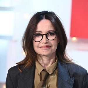 Elle décrit des crises où elle mangeait sans plaisir, parfois de façon extrême. 

Evelyne Bouix - Enregistrement de l'émission "Vivement Dimanche" au Studio Gabriel à Paris, présentée par M.Drucker et diffusée le 5 mai sur France 3. Le 29 avril 2024
© Guillaume Gaffiot / Bestimage