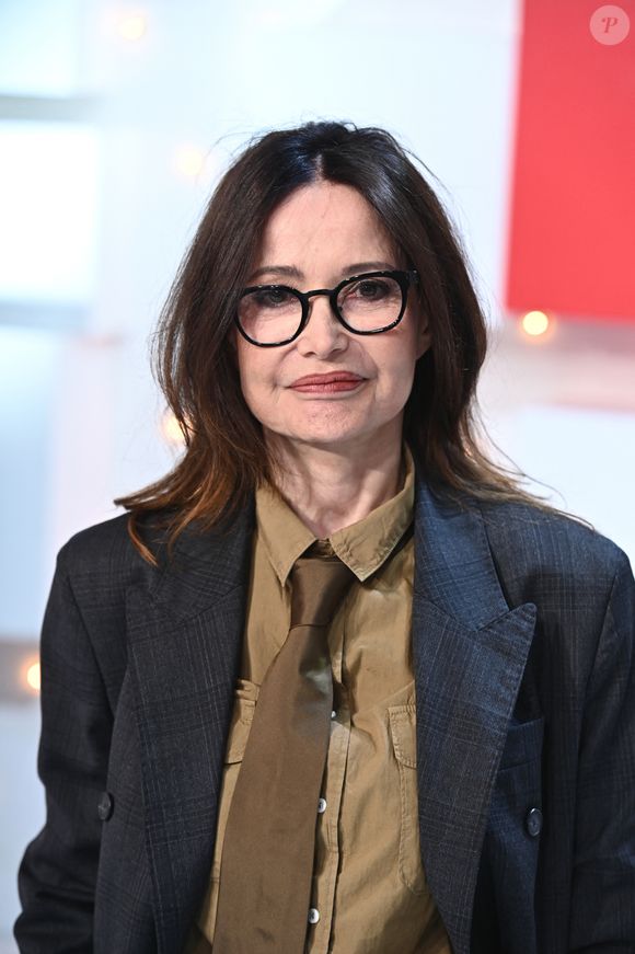 Elle décrit des crises où elle mangeait sans plaisir, parfois de façon extrême. 

Evelyne Bouix - Enregistrement de l'émission "Vivement Dimanche" au Studio Gabriel à Paris, présentée par M.Drucker et diffusée le 5 mai sur France 3. Le 29 avril 2024
© Guillaume Gaffiot / Bestimage