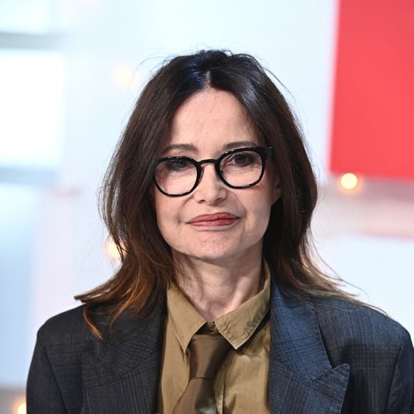 Elle décrit des crises où elle mangeait sans plaisir, parfois de façon extrême. 

Evelyne Bouix - Enregistrement de l'émission "Vivement Dimanche" au Studio Gabriel à Paris, présentée par M.Drucker et diffusée le 5 mai sur France 3. Le 29 avril 2024
© Guillaume Gaffiot / Bestimage