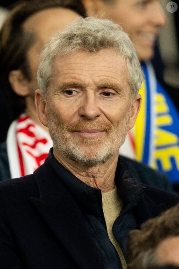 Et ce que l'on observe, c'est que Dimitri, 25 ans, est le sosie de l'animateur.

Denis Brogniart - Célébrités dans les tribunes du match de qualification de la Coupe du monde 2026 entre la France contre l'Ukraine (4-0) au Parc des Princes à Paris le 13 novembre 2025. © Cyril Moreau/Bestimage
