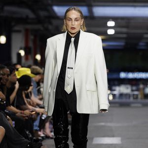 Sharon Stone lors du défilé Vêtements printemps-été 2027, dans le cadre de la Fashion Week masculine de Paris, en juin 2026 - Paris, France, le 26/06/2026
