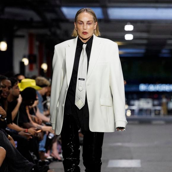 Sharon Stone lors du défilé Vêtements printemps-été 2027, dans le cadre de la Fashion Week masculine de Paris, en juin 2026 - Paris, France, le 26/06/2026