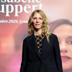 Sandrine Kiberlain au photocall de la cérémonie de remise du prix lumière de la 16ème édition du Festival Lumière à l'Amphithéâtre - Centre de Congrès à Lyon, France, le 18 octobre 2024. © Dominique Jacovides/Bestimage
