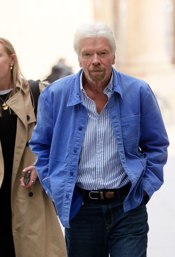 Le milliardaire Sir Richard Branson fait une rare apparition publique en portant des vêtements décontractés dans les studios de télévision de la BBC. Londres. © Backgrid UK/ Bestimage