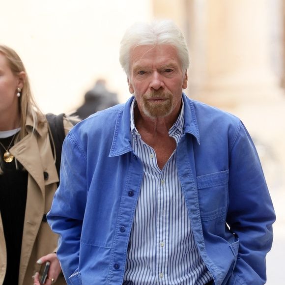 Le milliardaire Sir Richard Branson fait une rare apparition publique en portant des vêtements décontractés dans les studios de télévision de la BBC. Londres. © Backgrid UK/ Bestimage