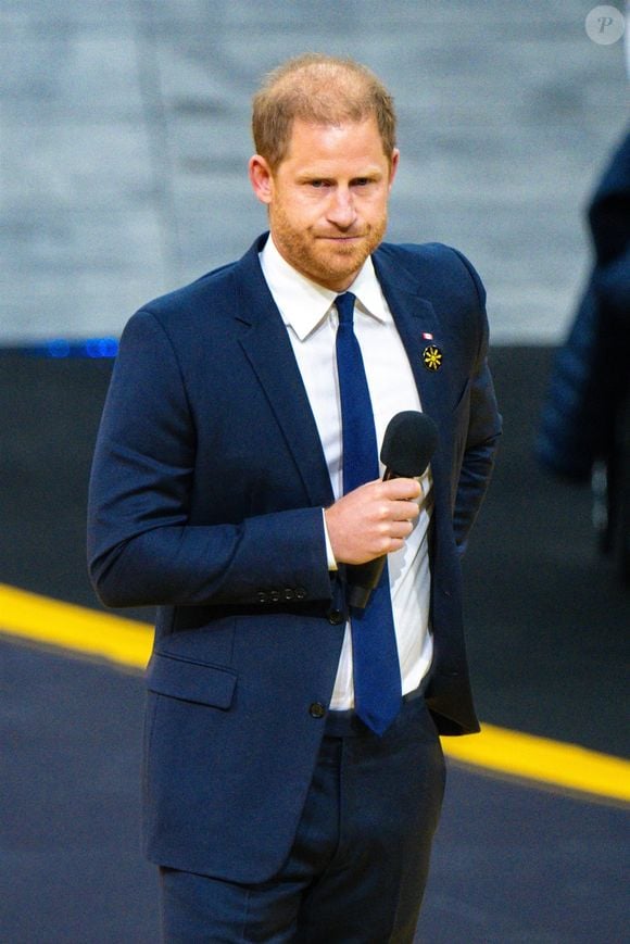 Dans un communiqué, Harry a démenti toute interprétation sur le ton de leurs échanges.

Le prince Harry assiste à la cérémonie d'ouverture des "Invictus Games Vancouver Whistler" au Canada. Photo : Backgrid USA / Bestimage