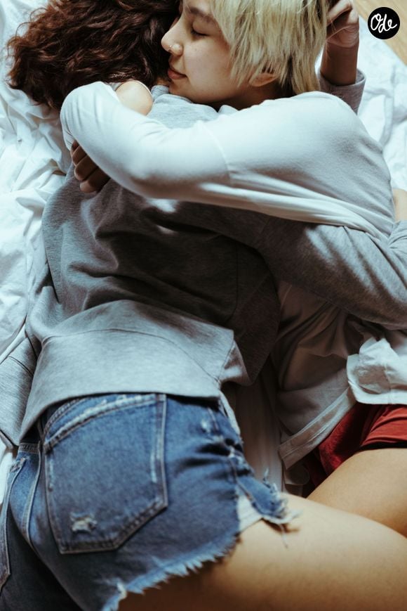 L'anxiété sociale et le manque de confiance en soi renforcent parfois la réticence aux démonstrations d'affection.