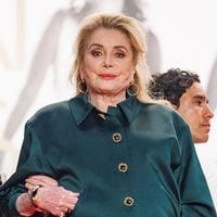 Après 35 ans ici, Catherine Deneuve a vendu son château de 1200m² pour des millions d'euros : le domaine brille toujours et a même été récompensé !