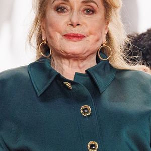 Situé en Eure-et-Loir, le Domaine de Primard est un château du XVIIIe siècle intimement lié à Catherine Deneuve.

Catherine Deneuve - Descente des marches du film " Histoires parallèles " lors du Festival International du Film de Cannes. © Jacovides-Moreau / Bestimage