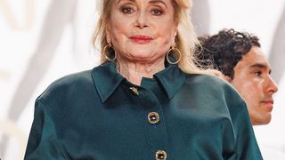 Après 35 ans ici, Catherine Deneuve a vendu son château de 1200m² pour des millions d'euros : le domaine brille toujours et a même été récompensé !