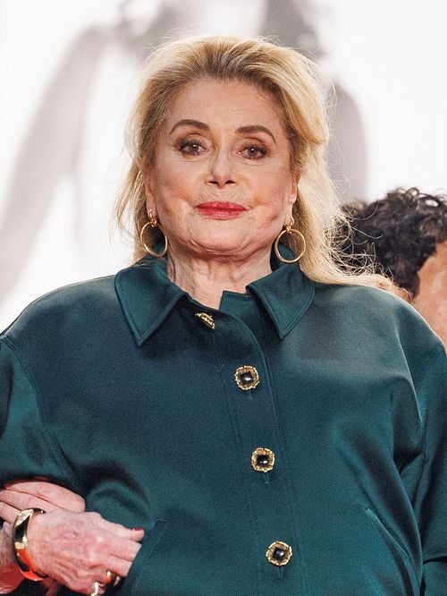 Après 35 ans ici, Catherine Deneuve a vendu son château de 1200m² pour des millions d'euros : le domaine brille toujours et a même été récompensé !