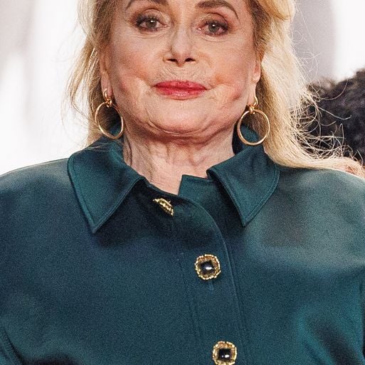 Après 35 ans ici, Catherine Deneuve a vendu son château de 1200m² pour des millions d'euros : le domaine brille toujours et a même été récompensé !