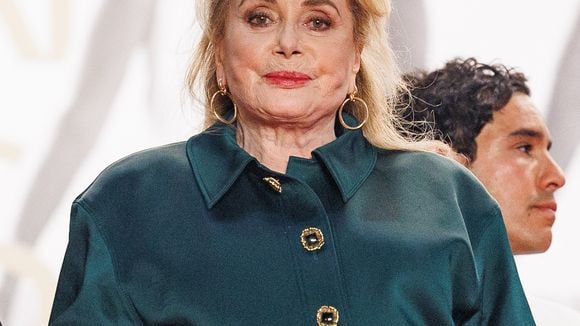 Après 35 ans ici, Catherine Deneuve a vendu son château de 1200m² pour des millions d'euros : le domaine brille toujours et a même été récompensé !