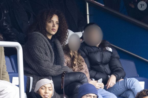 Noémie Lenoir - Personnalités dans les tribunes du match de football en ligue 1 Uber Eats PSG / Reims au Parc des Princes à Paris le 10 mars 2024.