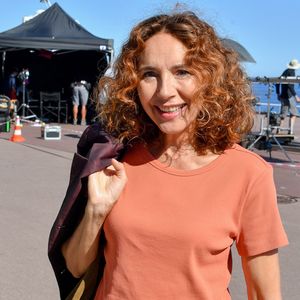 Isabel Otero et Hubert Roulleau sur le tournage de la série "Crimes parfaits" (France 3) sur la promenade des Anglais et sur la plage Beau Rivage à Nice, sous la direction d'Emmanuel Rigaut. Le 23 juin 2020. 

Photo : AGENCE / BESTIMAGE