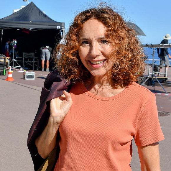 Isabel Otero et Hubert Roulleau sur le tournage de la série "Crimes parfaits" (France 3) sur la promenade des Anglais et sur la plage Beau Rivage à Nice, sous la direction d'Emmanuel Rigaut. Le 23 juin 2020. 

Photo : AGENCE / BESTIMAGE