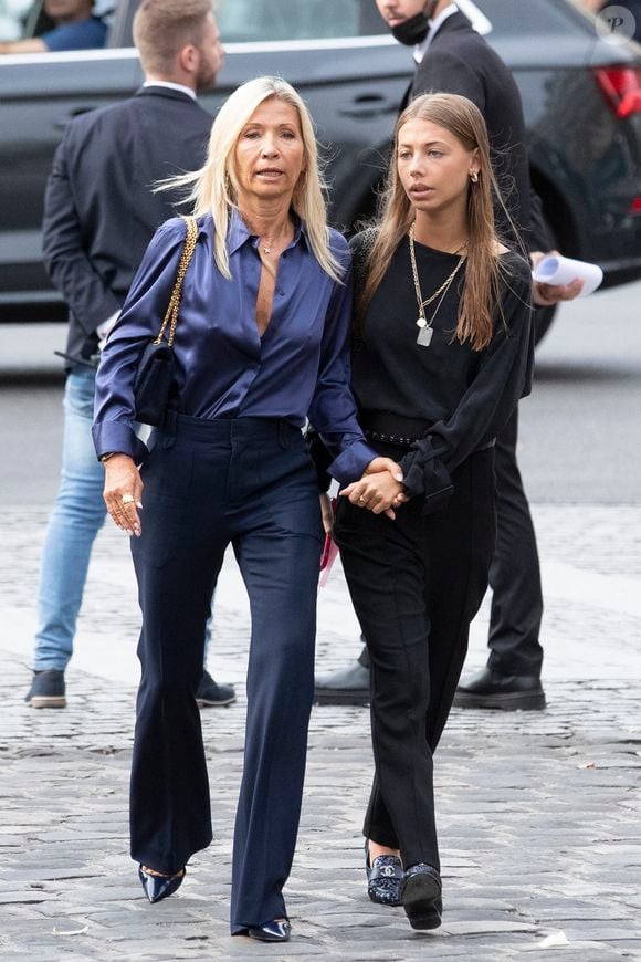 Nathalie Tardivel (Natty) et sa fille Stella Belmondo - Obsèques de Jean-Paul Belmondo en en l'église Saint-Germain-des-Prés, à Paris le 10 septembre 2021.

© Cyril Moreau / Bestimage