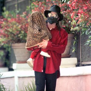 Michael Jackson avec l'un de ses enfants à Los Angeles, CA, USA, le 18 juillet 2005. Selon certains journaux, Grace Rwarmba, la nounou de ses enfants, souhaiterait l'épouser. Photo par Ramey Agency/ABACAPRESS.COM.