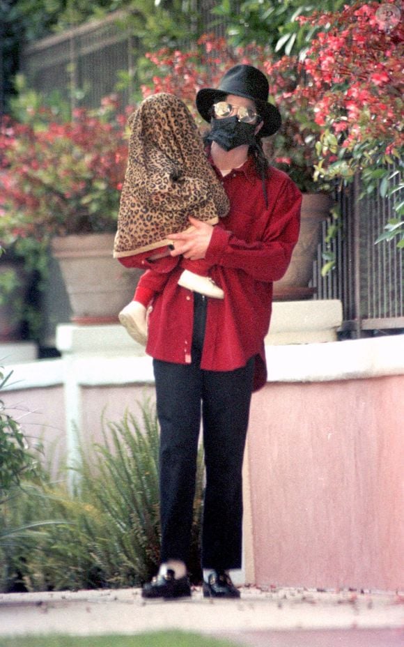 Michael Jackson avec l'un de ses enfants à Los Angeles, CA, USA, le 18 juillet 2005. Selon certains journaux, Grace Rwarmba, la nounou de ses enfants, souhaiterait l'épouser. Photo par Ramey Agency/ABACAPRESS.COM.