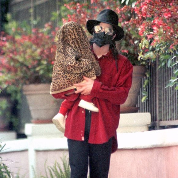 Michael Jackson avec l'un de ses enfants à Los Angeles, CA, USA, le 18 juillet 2005. Selon certains journaux, Grace Rwarmba, la nounou de ses enfants, souhaiterait l'épouser. Photo par Ramey Agency/ABACAPRESS.COM.