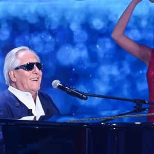 Exclusif - Gilbert Montagné et sa petite fille Elsa - Enregistrement de l'émission Vivement dimanche au studio Rive Gauche , présentée par Michel Drucker . Diffusion sur France 3 le 29/03/2026. Photos prises le 18 mars 2026.
© Guillaume Gaffiot / Bestimage