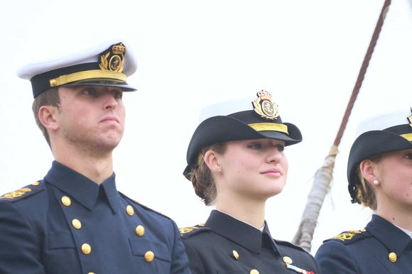 L'héritière suit une formation militaire et ce périple marin fait partie de la formation...

Le roi Felipe VI et la reine Letizia d'Espagne président les adieux du « Juan Sebastián de Elcano » avec l'Infante Leonor comme aspirante à Cadix. (Credit Image: © Jack Abuin/ZUMA Press Wire)